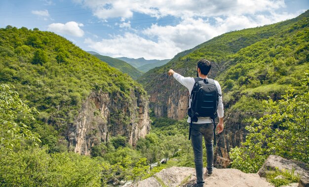 Espectáculo de mano de hombre viajero en rocas