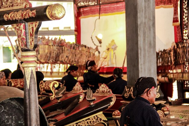 Foto el espectáculo de marionetas de wayang kulit en el kraton jogja