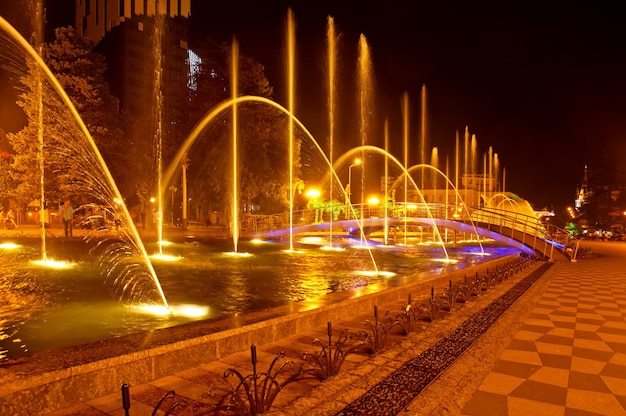 Espectáculo musical multimedia colorido con láser en Batumi - fuentes cantantes