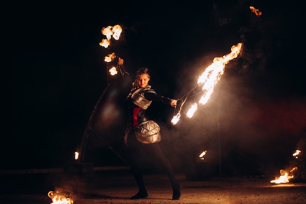 Espectáculo nocturno de fuego al aire libre con queroseno peligroso