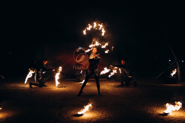 Foto espectáculo nocturno de fuego al aire libre con queroseno peligroso