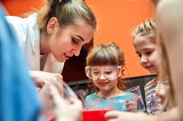 Espectáculo químico para niños. El profesor llevó a cabo experimentos químicos con nitrógeno líquido en Birthday little girl.