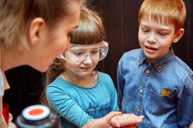 Espectáculo químico para niños El profesor realizó experimentos químicos con nitrógeno líquido en el cumpleaños de una niña