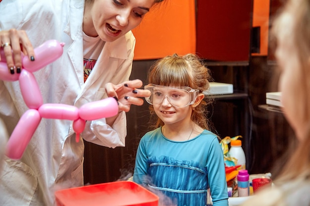 Espectáculo químico para niños El profesor realizó experimentos químicos con nitrógeno líquido en el cumpleaños de una niña