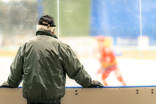 Foto un espectador en un partido en un estadio de hockey.