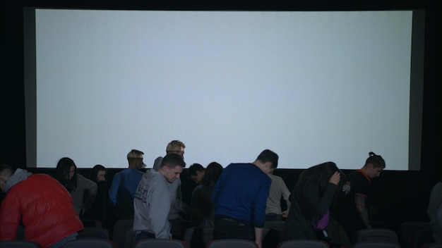 Espectadores aplauden película que terminó Público saliendo aplaudiendo del cine