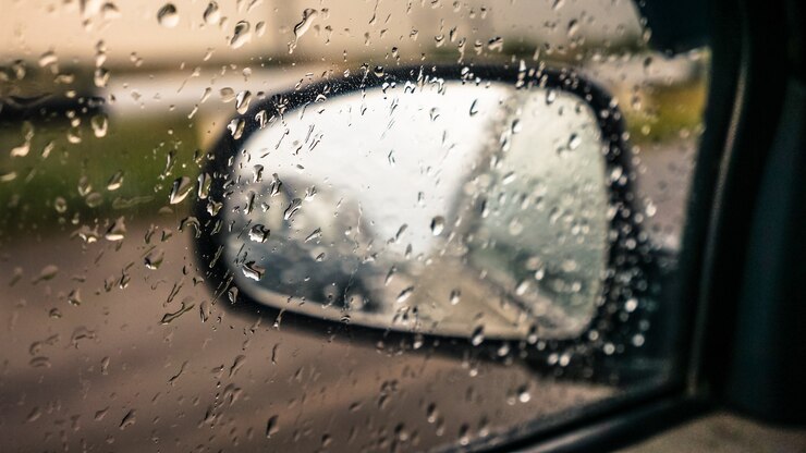 Espejo de coche con gotas de lluvia