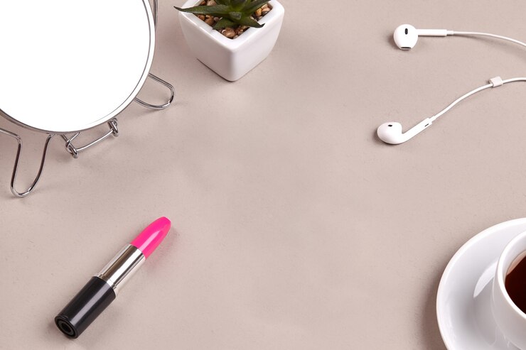Foto espejo cosmético, lápiz labial rosa, verde suculento en maceta