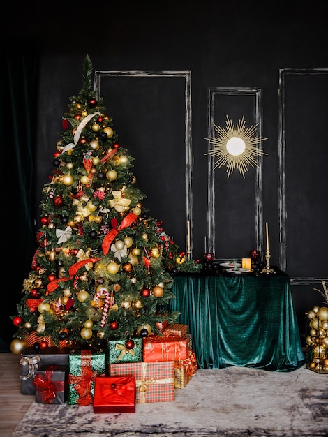 Espejo en forma de sol. pared oscura. Decoración del árbol de navidad