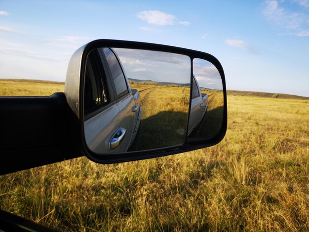 Foto espejo lateral de un automóvil en la carretera