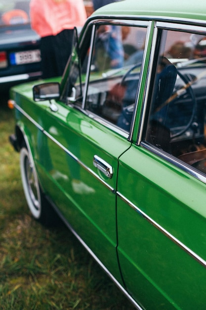 Foto espejo lateral y ventana de una foto de un coche clásico verde