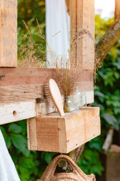 Espejo de madera con estilo acogedor en el campo en el patio trasero