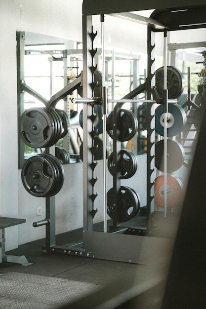 Foto espejo de pesas pesadas en el gimnasio