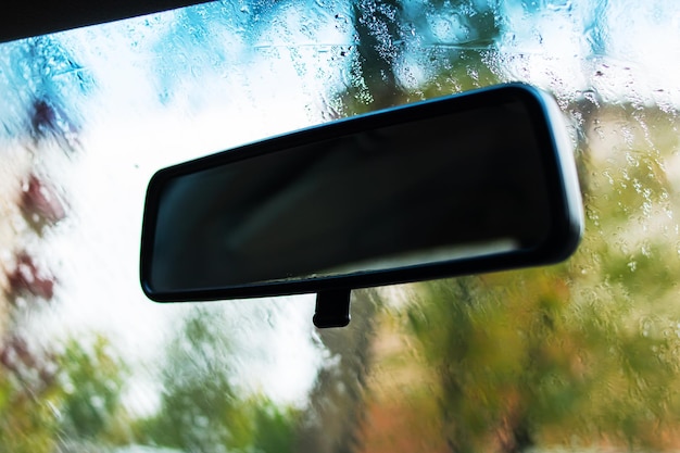 Espejo retrovisor en el auto a la sombra