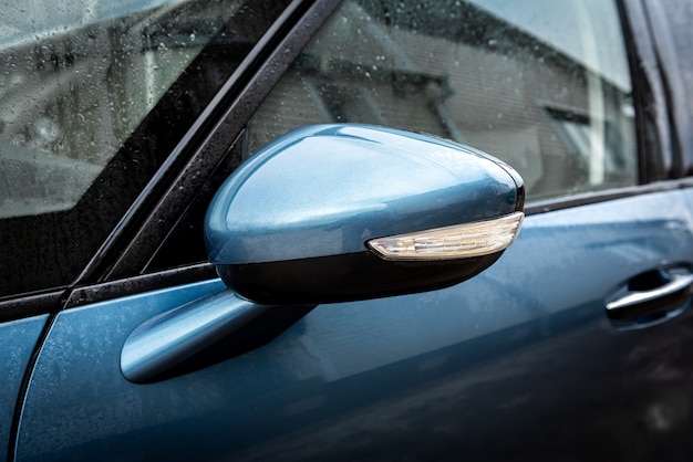 Espejo retrovisor lateral en un automóvil moderno.