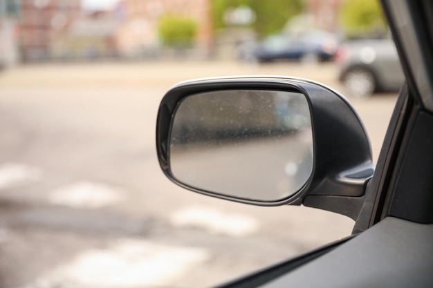 Un espejo retrovisor lateral en un coche