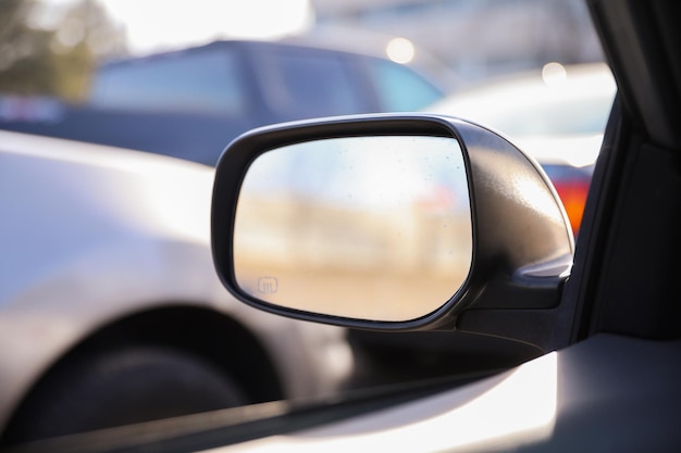 Un espejo retrovisor lateral en un coche