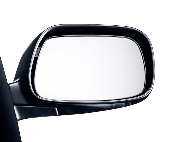 espejo retrovisor lateral en un fondo blanco del coche