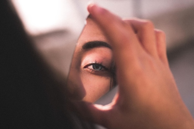 Espejo roto que refleja el ojo