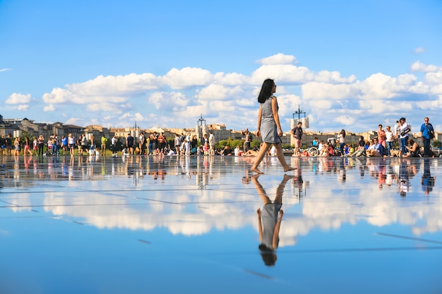 Espelho de água bordeaux cheio de pessoas em um dos dias mais quentes de verão, se divertindo na água, a piscina é o maior espelho de água do mundo