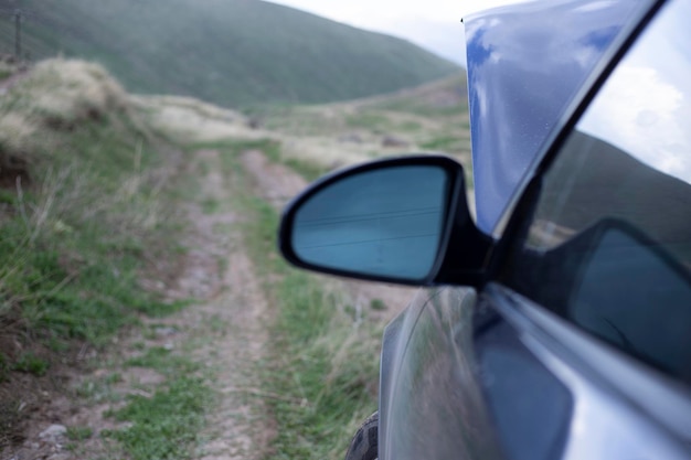 espelho de carro azul na estrada