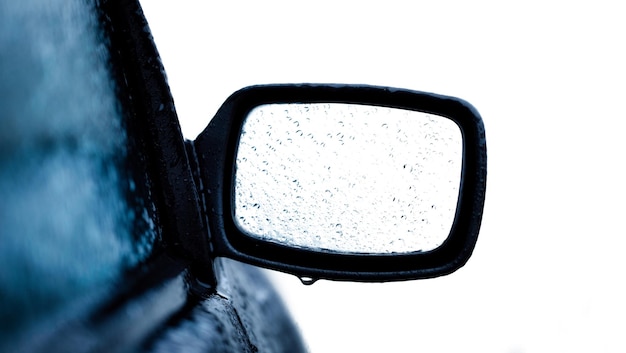 Espelho de carro isolado no fundo branco Foco seletivo