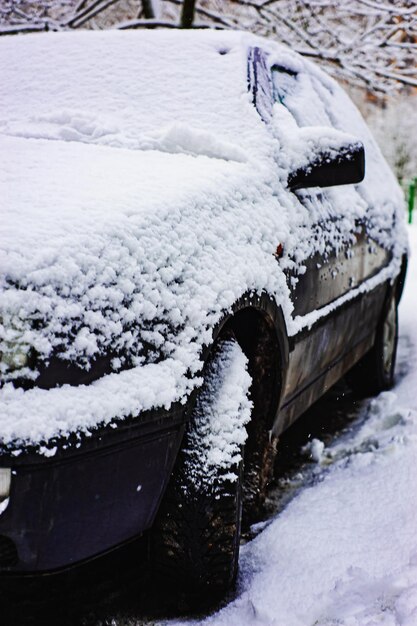 Espelho de carro na neve Conceito de inverno Parte do carro
