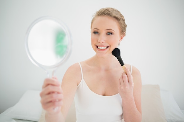 Espelho de espera natural sorridente e escova de uso