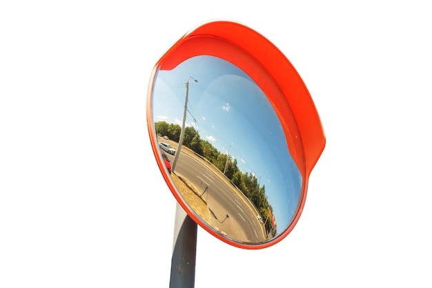 Espelho de estrada esférico sobre fundo de céu azul fechado