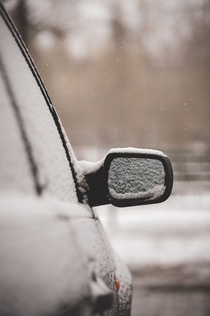 Espelho de porta e vidro de um carro na neve