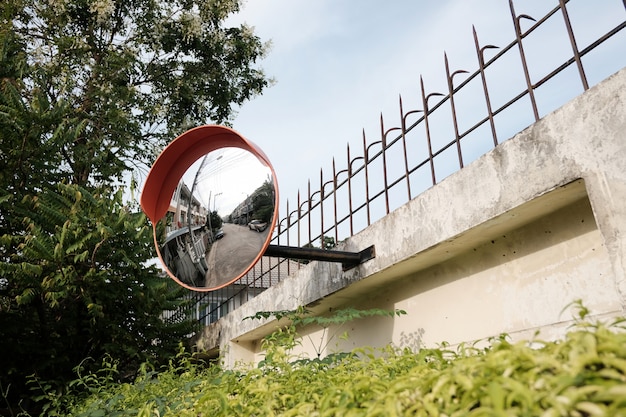 Foto espelho de tráfego na parede no cruzamento ou curva da estrada