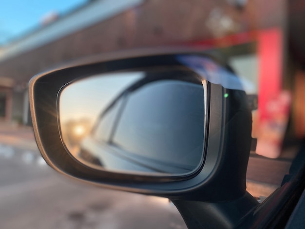 Espelho do lado esquerdo refletido com o lindo sol da tarde