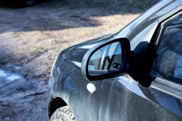 Espelho lateral de um carro preto fechado