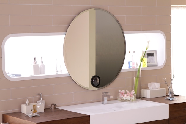 espelho oval no banheiro acolhedor