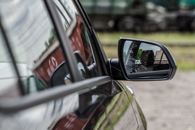 Espelho retrovisor de um carro moderno. perto do espelho do carro moderno.