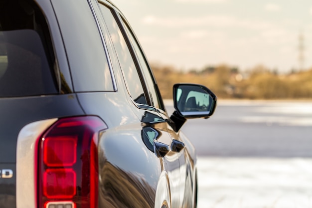 Espelho retrovisor de um carro moderno.