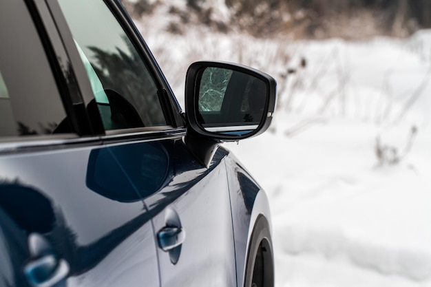 Espelho retrovisor de um carro moderno