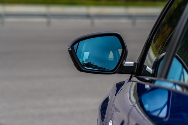 Espelho retrovisor de um carro moderno.