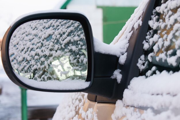 Espelho retrovisor de um carro na neve