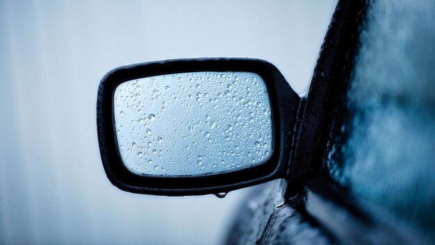 Espelho retrovisor do carro no fundo do nevoeiro em gotas de orvalho