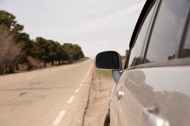 espelho retrovisor lateral em um carro moderno