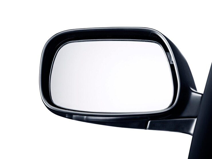 Foto espelho retrovisor lateral em um fundo branco de carro