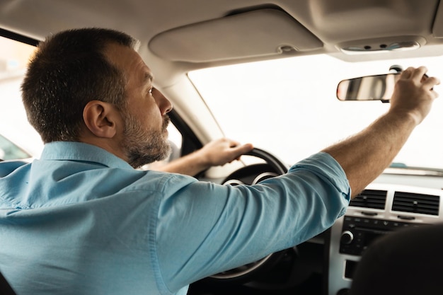 Espelho Retrovisor Masculino Ajustando Sentado No Assento Dirigindo Carro