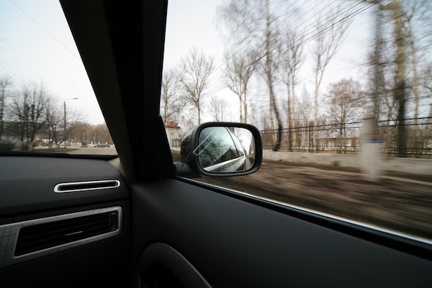 Espelho retrovisor no carro