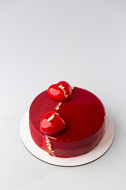 Espelho vermelho meio vidrado e entremets de veludo com mini corações e ouro