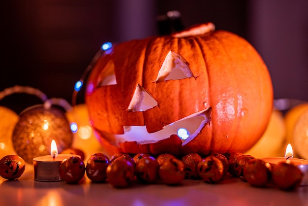 Espeluznante calabaza de halloween sonriente en llamas de velas de fuego ardiente