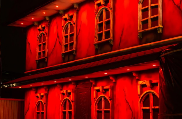 Espeluznante casa abandonada embrujada con luz de luna roja