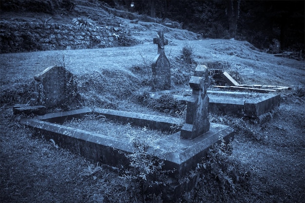 Espeluznante cementerio de Halloween en la niebla