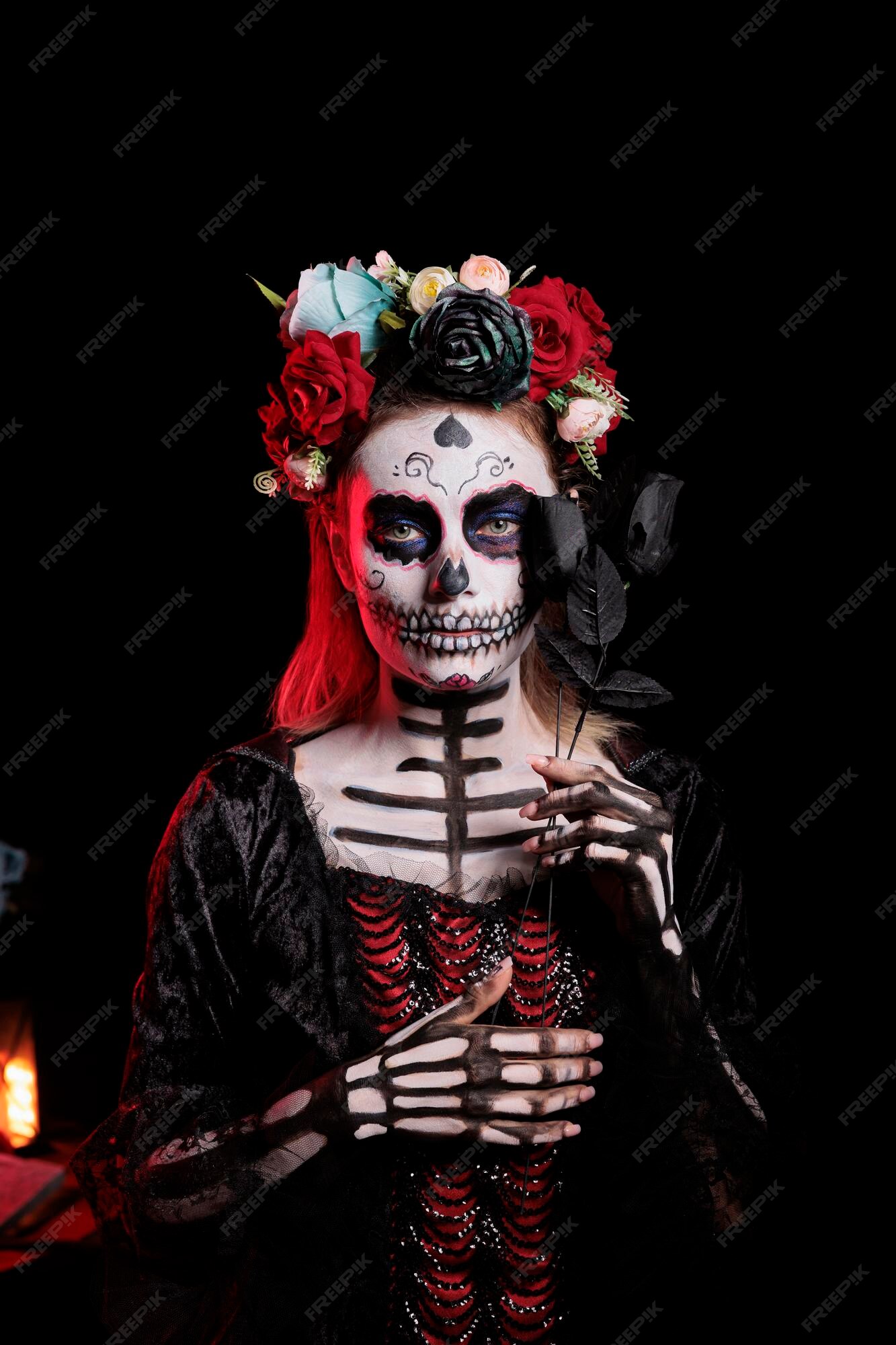 reptiles carga cambiar Espeluznante dama muerta con calavera y colorida corona de flores posando  en el estudio, usando rosa negra para ser glamorosa y aterradora. mujer con  maquillaje festivo y disfraz mexicano de halloween. 