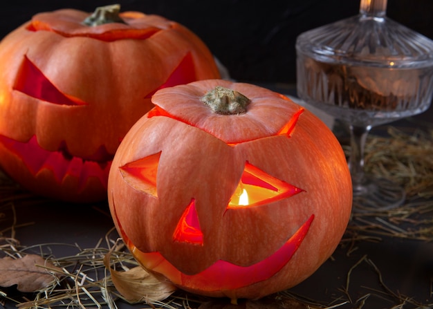 Foto espeluznante linterna de calabaza tallada de halloween con cara de miedo